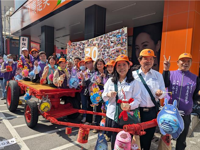 彰化家扶卖古早灯笼活动获各界共襄盛举。（叶静美摄）