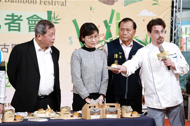 南投竹梦森活节15日登场，邀知名米其林三星主厨Pierre Mosser（右一）以笋子等在地食材入菜，制作司康、皇后派等点心，推出竹梦午茶。（南投县政府提供／杨静茹南投传真）