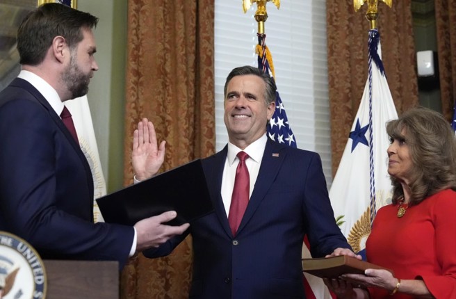 拉特克利夫(John Ratcliffe)手按圣经宣誓成为中情局长，替他捧圣经的是妻子蜜雪儿，主持人是副总统万斯(JD Vance)。(图/美联社)