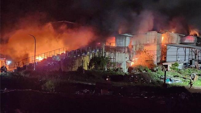 桃園市虎頭山會稽垃圾掩埋場4日晚大火，已是升格第5燒，桃園12里長5日成立會稽垃圾掩埋場封場自救會，將擇日圍場抗議。（環保局提供／蔡依珍桃園傳真）