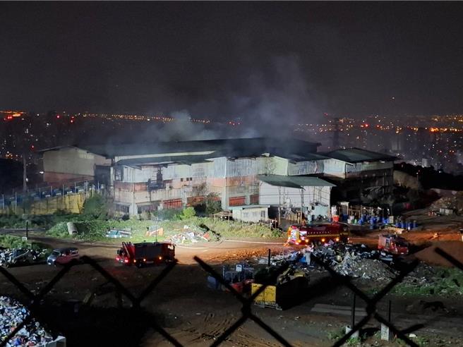 桃園市虎頭山會稽垃圾掩埋場4日晚大火，已是升格第5燒，桃園12里長5日成立會稽垃圾掩埋場封場自救會，將擇日圍場抗議。（環保局提供／蔡依珍桃園傳真）