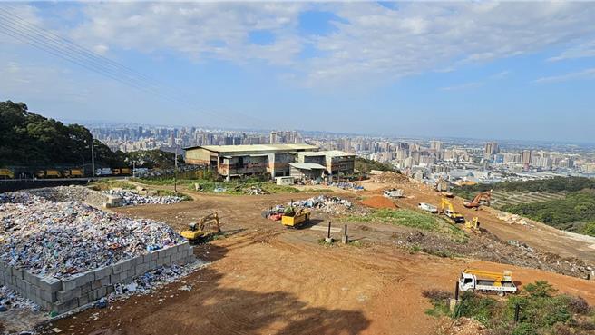 桃園市虎頭山會稽垃圾掩埋場4日晚大火，已是升格第5燒，桃園12里長5日成立會稽垃圾掩埋場封場自救會，將擇日圍場抗議。（環保局提供／蔡依珍桃園傳真）