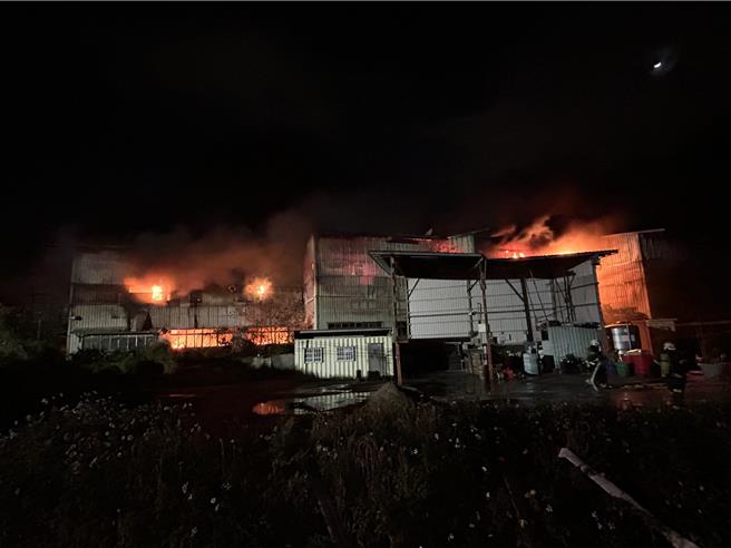 桃園市虎頭山會稽垃圾掩埋場4日晚大火，已是升格第5燒，桃園12里長5日成立會稽垃圾掩埋場封場自救會，將擇日圍場抗議。（環保局提供／蔡依珍桃園傳真）