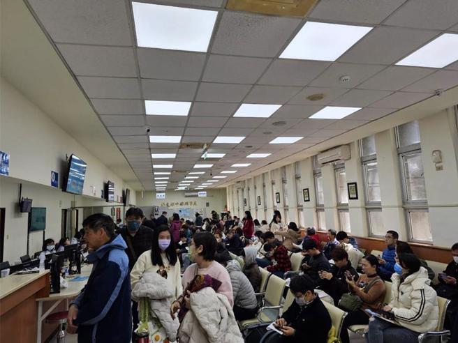 行政院中部联合服务中心年度业务经费变成7万元，执行长庄竞程忧心影响护照制作进度。（陈淑娥摄）