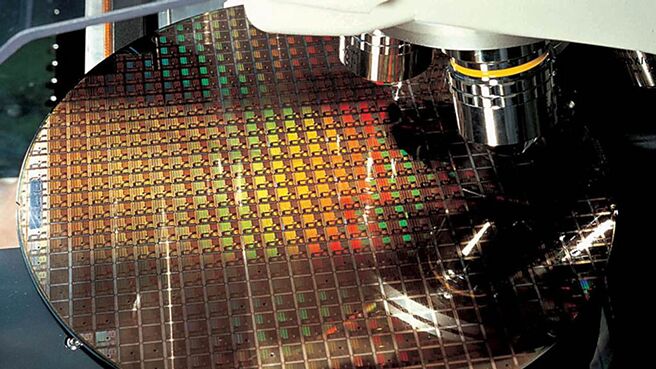 研调机构预估，DeepSeek今年还不会衝击AI晶片市场需求，晶圆代工龙头台积电、成熟制程厂联电及世界先进，2025年营运仍可望优于2024年。图／台积电提供