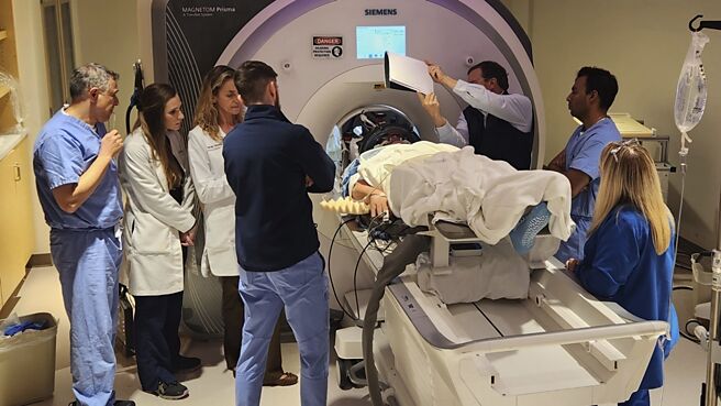 阿茲海默症患者接受磁振導航聚焦超音波治療。圖／美聯社