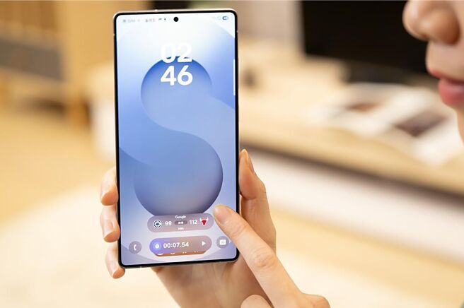 台湾三星电子行动通讯事业部总经理陈蒙表示，S25旗舰系列具备更无缝、直觉且个人化的AI，盼销量较前一代成长两成。图／三星提供