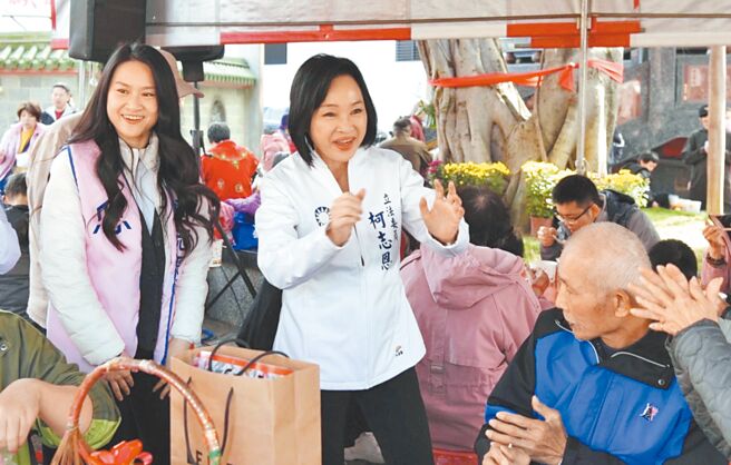 国民党立委柯志恩（中）过年期间合体宝贝女儿洪均（左）发福袋，人气相当旺。（柯志恩服务处提供／柯宗纬高雄传真）