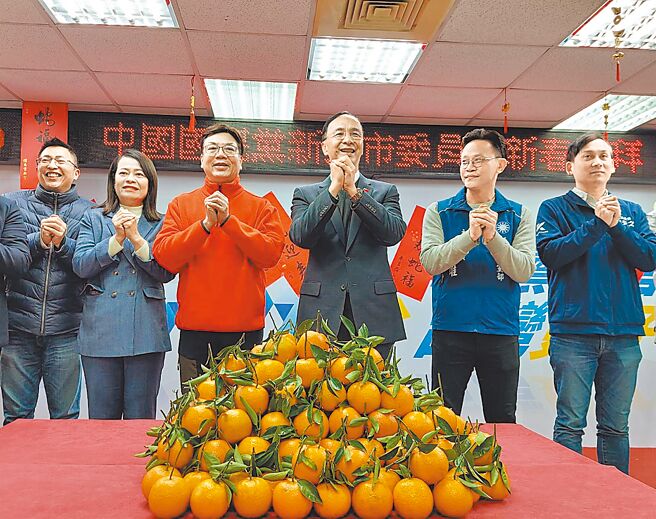 国民党主席朱立伦（右三）今（4）日至国民党新北市党部团拜，被视为2026年国民党新北市长热门候选人之一的新北市副市长刘和然（左三）也首次出席。（陈慰慈摄）