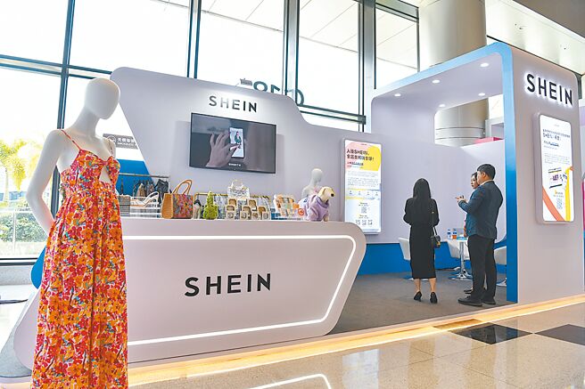 美国对中国进口产品加徵10％关税措施4日生效，同时取消了价值低于800美元的「小额豁免」条款，此举将对依赖小额包裹取得迅速发展的廉价中国电商平台Temu和Shein等产生影响。图为去年10月在广东珠海举办的2024全球跨境电商年会，会场上的Shein摊位。（新华社）