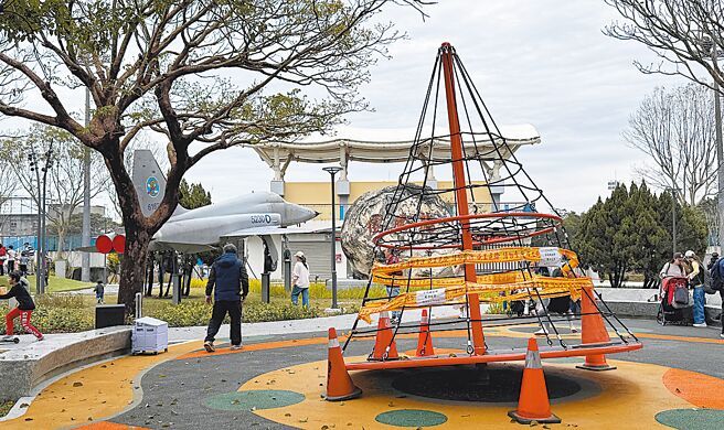 桃園龍潭運動公園的共融轉轉設施，支撐鋼管損壞，研判是嚴重超載不當使用導致，年假期間就拉起封鎖線暫停開放。（蔡依珍攝）