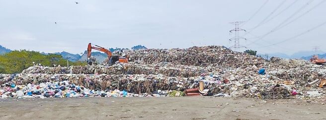 南投县政府去年3月移除9万吨、约5层楼高的草屯垃圾山，未料春节9天年假过后，草屯垃圾山重现。（民眾提供／杨静茹南投传真）