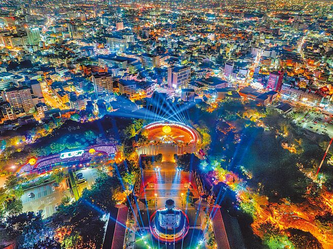 彰化县人口锐减，去年一整年少掉1.3万人，几乎是二水乡整个乡的人口数。图为彰化月影灯季。（彰化县政府提供／叶静美彰化传真）