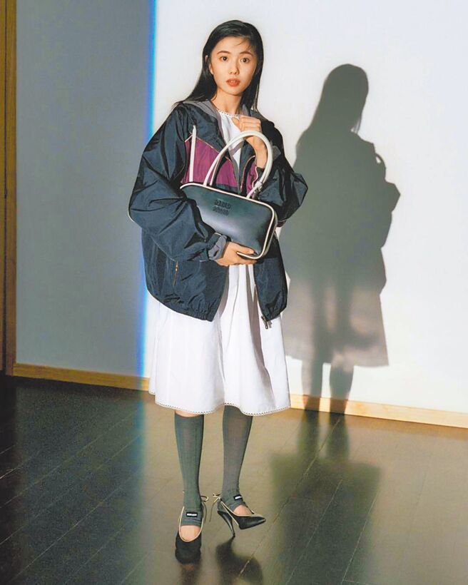 女星刘浩存是近期大陆影坛上不能不注意的一名新星。（miu miu提供）