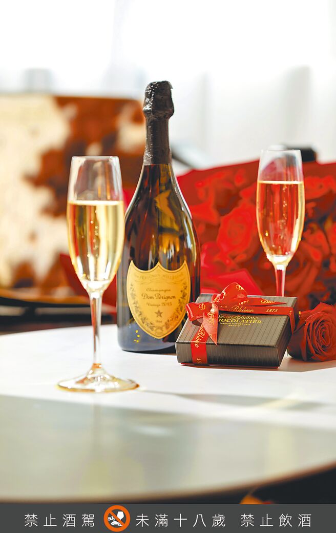 國聯大飯店推出奢享之旅情人節專案，贈送法國香檳王與瑞士精品巧克力禮盒。（國聯大飯店提供）
