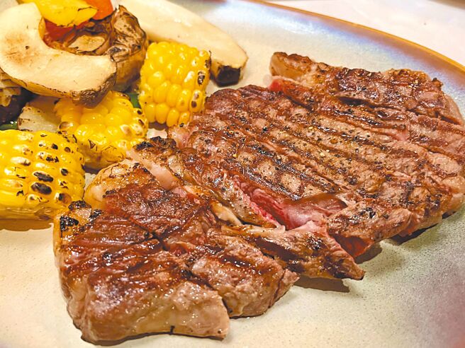 「愛戀雙人甜蜜分享餐」包含5盎司炭烤美國prime肋眼牛排，其油花分布均勻，肉質軟嫩，是節慶經典美食。（華山町餐酒館提供）