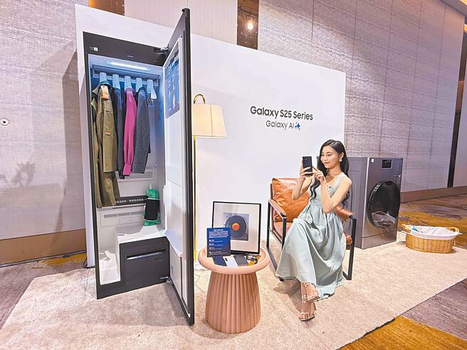 台湾三星智慧馆祭出预购优惠，有机会抽Bespoke AI智慧电子衣橱，于微风南山旗舰体验馆预购并于2月11日排队取机，有机会以1元加价购Music Frame美学风格音响和Bespoke AI智慧热泵滚筒洗衣机。（古明弘摄）