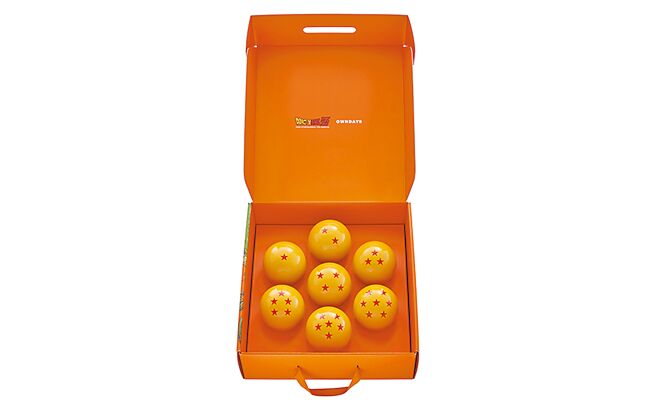 OWNDAYS与经典动漫《七龙珠Z》联名折迭系列眼镜，以赛亚人篇中第1篇章的人物灵魂，打造出3款1990元的太阳眼镜与4款2990元的光学眼镜，搭配专属龙珠造型眼镜盒，更推出15000元、可一次收藏7款眼镜的限量神龙礼盒（见图）。（OWNDAYS提供）