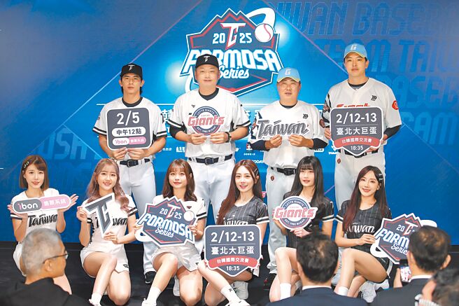 中華隊12、13日將在台北大巨蛋與韓職樂天巨人隊進行2場台韓國際交流賽，中華隊隊長陳傑憲（後排左起）、總教練曾豪駒、樂天巨人總教練金泰亨、投手金元中4日出席記者會宣傳賽事。（黃世麒攝）