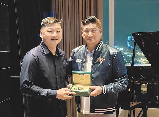 中華棒協理事長辜仲諒（右）贈送中華隊總教練曾豪駒（左）勞力士名錶，時間特地設定在2024年11月24日中華隊在世界12強冠軍戰奪勝那一刻。（中職提供）