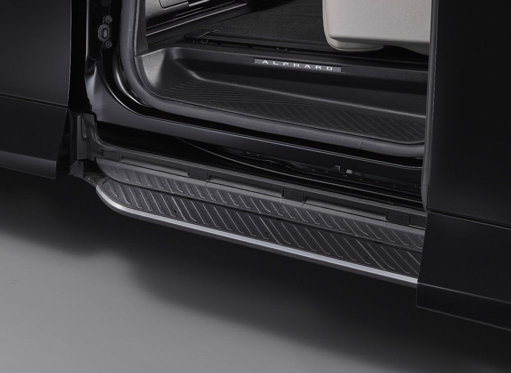  迎賓延伸連動車側踏板  尊寵以待，盡顯不凡品味