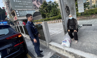 阿婆拐杖遺落在公車上 機智警用「這神器」成功尋回