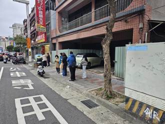 錯把油門當煞車！桃園轎車暴衝公車站牌「害6人送醫」畫面曝