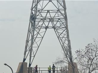 獨家》下來了！台中男情緒失控爬電塔　坐半空4小時被勸下