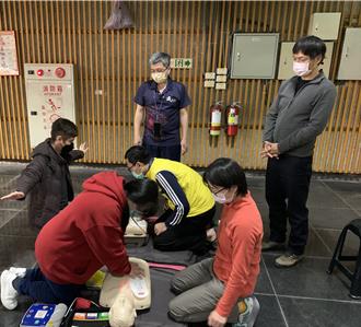 国立新化高中加强急救技能 90名教职员3小时学救命
