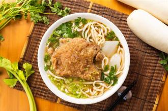 融入煲汤精华加浓台湾味 八方云集新品「梁师傅排骨麵」开卖