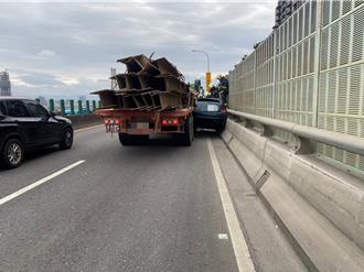匯入車道不慎擦撞連結車 小客車遭夾駕駛受困