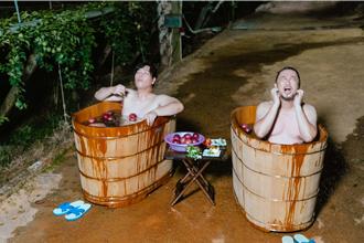 在鄉村間赤裸泡澡 邰智源突公開「洗魂舒必備2哲學」