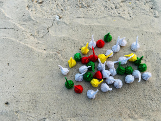 她吃「牛奶糖」一口咬下秒爆炸 看外包裝嚇傻了