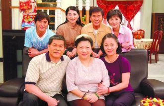 独家》鸟来嬷失控飙粗口寓意曝！阿公带4孙专程「讨骂」