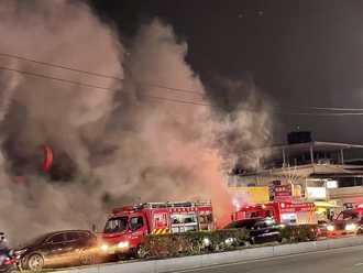 林口酸辣粉店家突起火 狂冒浓烟隔壁刺青店险遭波及