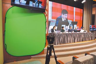 政院记者会恢復手语老师  挨轰丢脸烂戏  粉专酸：茶点呢