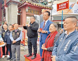 蔡易餘拜廟 黃榮利掛看板拜年