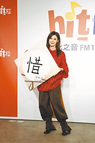 蘇慧倫澄清非具S紅娘 揮毫珍惜當下