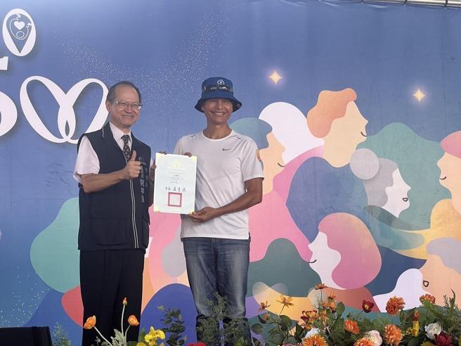  前國防大學政治作戰學院體育組教官王儀旭（右），卸下軍服後投入社區銀髮族群的體適能與健康管理課程，曾榮獲臺中市政府特殊志工獎狀肯定。（王儀旭提供）