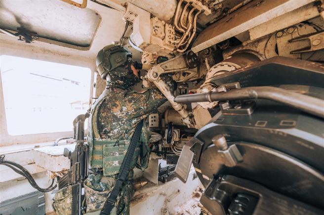 官兵操作周视镜，进行方向诸元装订。（记者陈怡璇摄）