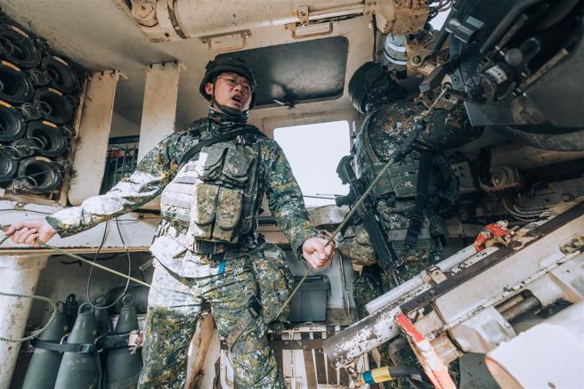 发射手听闻炮长命令后迅速拉下火绳，展现扎实训练成果。（记者陈怡璇摄）