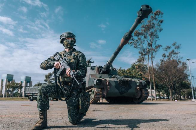 官兵于阵地占领期间实施警戒，确保任务遂行。（记者陈怡璇摄）
