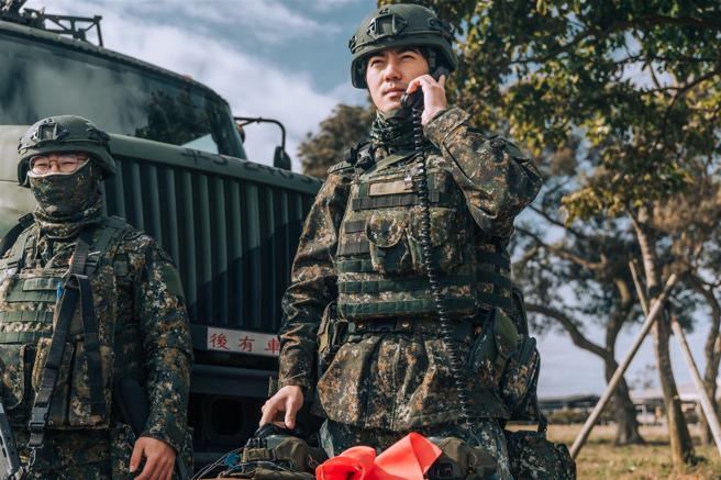 连长下达射击口令予各炮班，顺利完成演练。（记者陈怡璇摄）