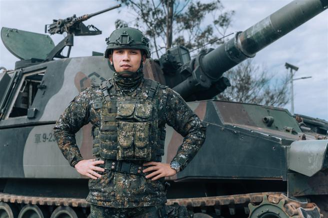 炮长谢承佑上士。（记者陈怡璇摄）