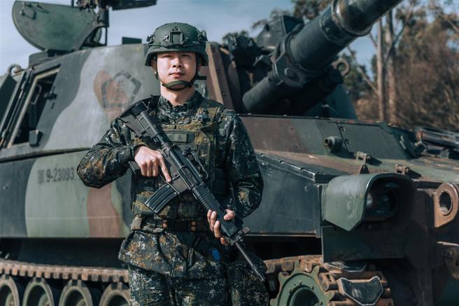 副炮长邓惟元中士。（记者陈怡璇摄）