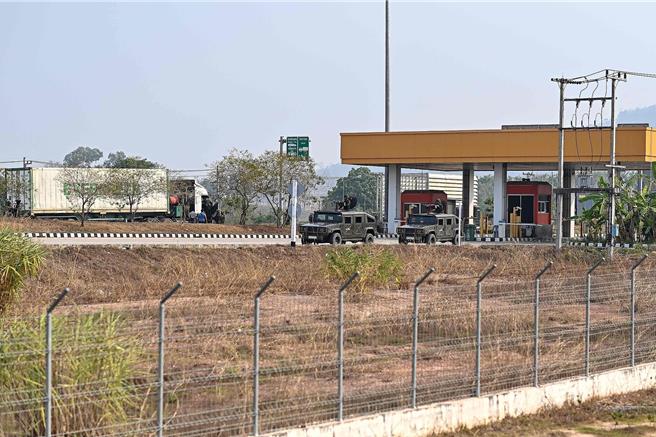 陸學者解讀泰總理大動作到訪確保赴泰安全與泛亞鐵路專案。圖為泰國對泰緬邊境涉跨境電詐緬甸5地區斷電、斷油和斷網。（大陸央視）