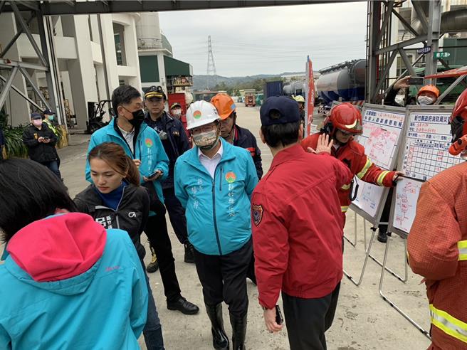 新埔远东纺织厂发生道生油管线爆炸起火事故，新竹县长杨文科前往现场视察状况。（新竹县消防局提供／邱立雅竹县传真）