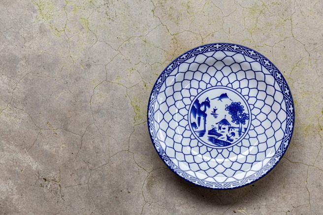 美國一名男子在二手商店買了一個瓷盤，經過鑑定發現竟是清朝乾隆時期的物品。（示意圖：Shutterstock／達志）