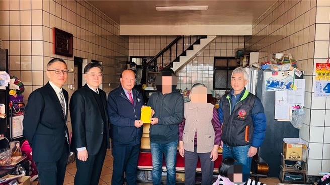 金门高分检、地检与犯保分会一行访视慰问馨生人，关心馨生人案发后生活重建状况。(图／金门地检署提供)