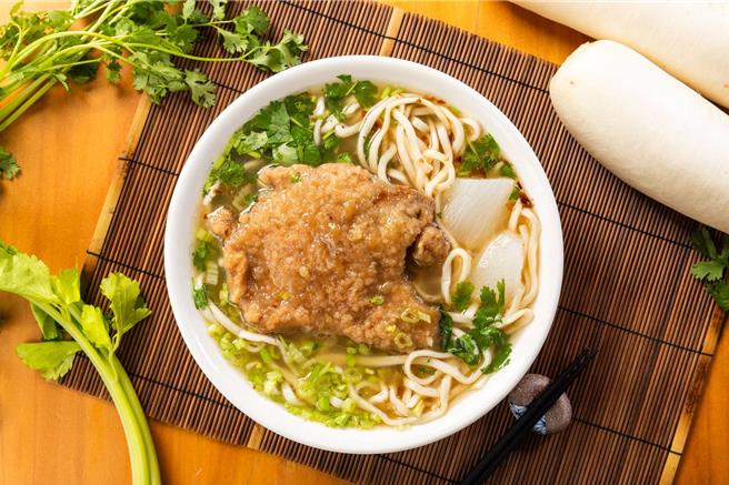 八方云集门市推出全新台湾经典麵食「梁师傅排骨麵」。（八方提供）